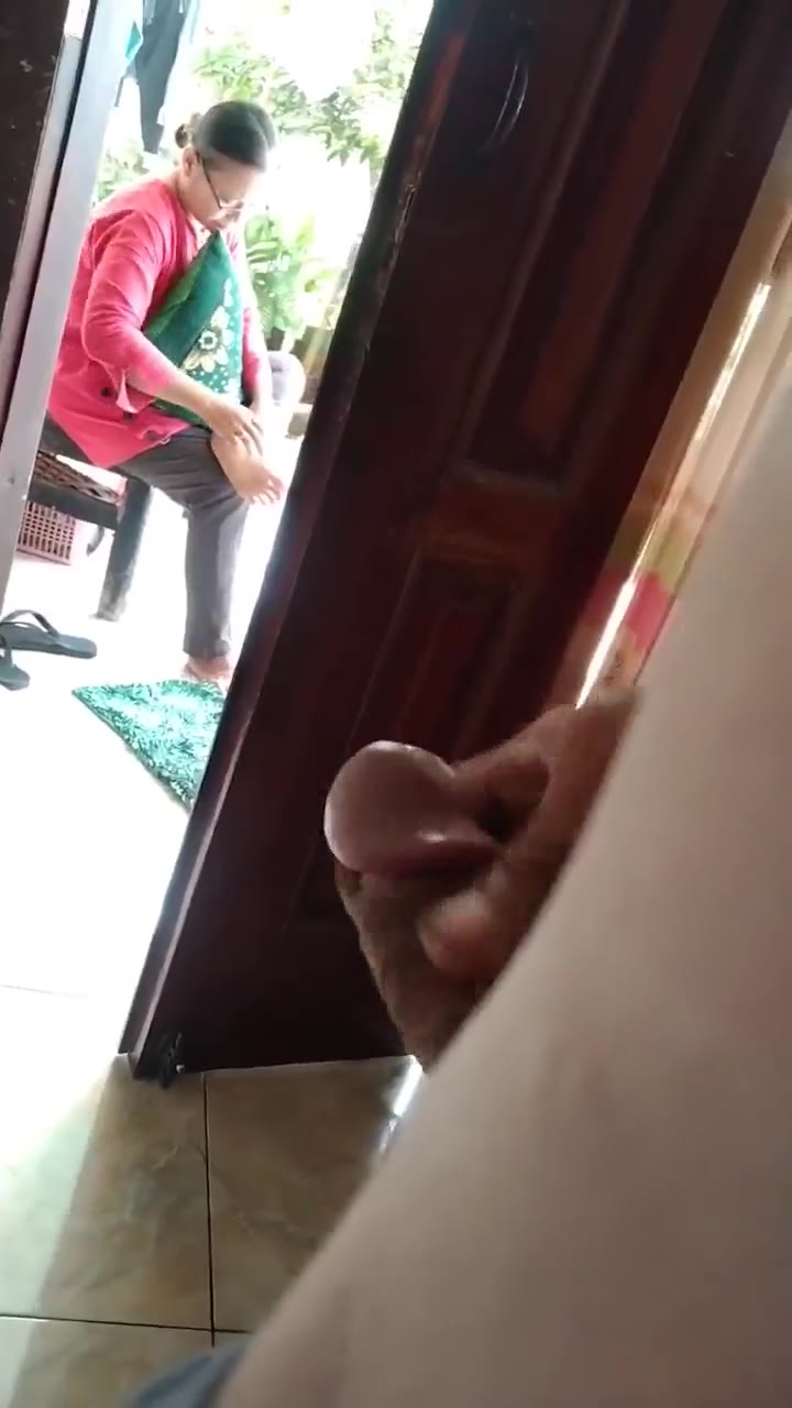 Background nonton video viral Anak Tiri Bejad Ngocok Depan Ibu Kandung