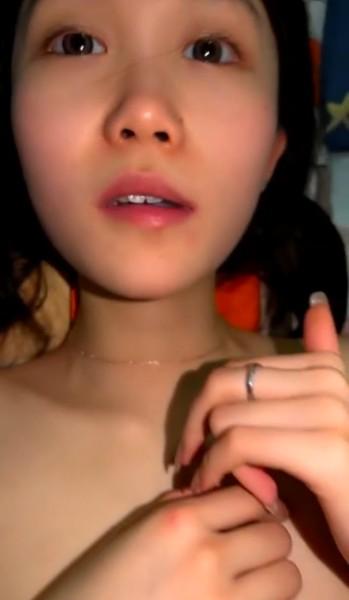 Background nonton video viral Kaka Genjot Adik Bocil Crot Dimulut