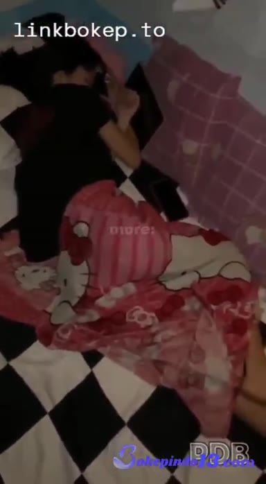 Background nonton video viral Bokep Gangguin Adik Tidur Berakhir Diewe