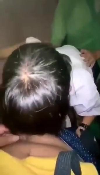 Background nonton video viral Bocil SD Depan Belakang Dimasukin Semua