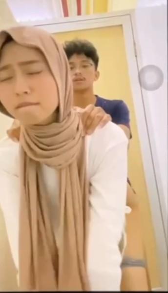 Background nonton video viral Adik Kaka Main Ditoilet WC Kampus