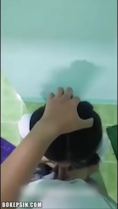 Background nonton video viral Bocil SMP Di Wikwik Paksa Marbot Di WC Mushola