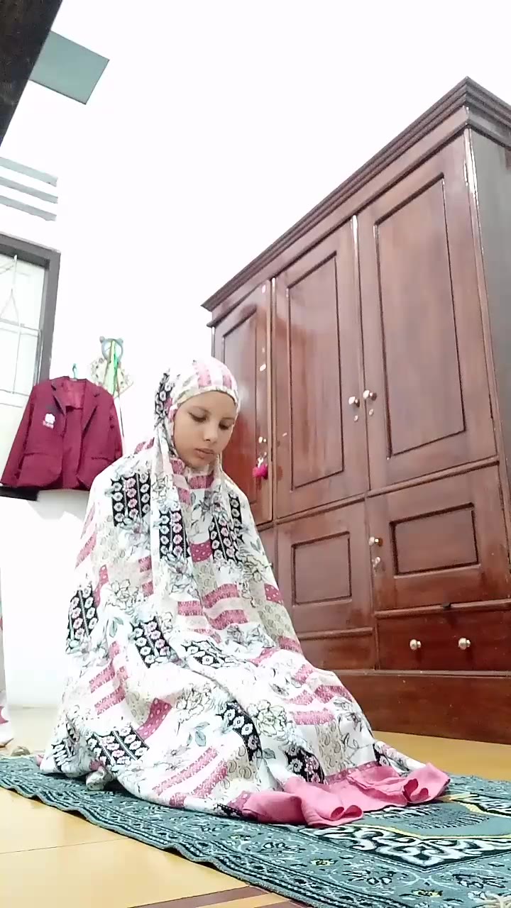 Background nonton video viral Bocil Mukenah Pink Viral Terbaru