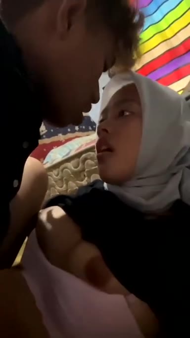 Background nonton video viral Bocil SMP Wikwik Sebelum Sholat Idul Fitri