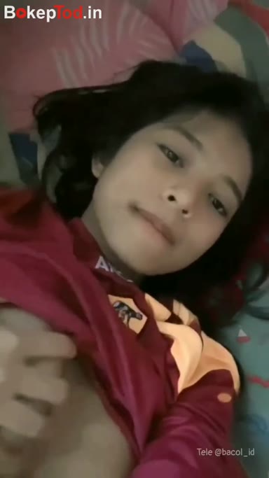 Background nonton video viral Bocil SMP Suka Puntir Pentil Kalo Lagi Sepi